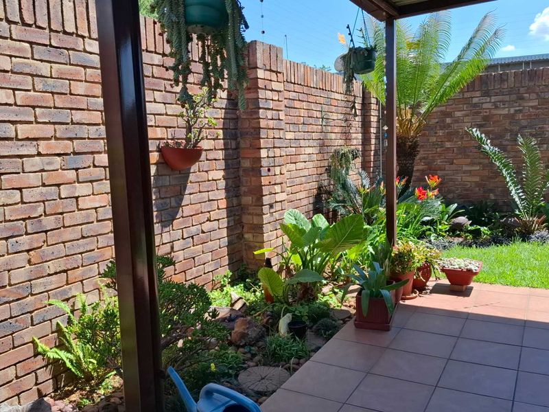 Secure Facebrick Duplex in Small Complex - Photo 6