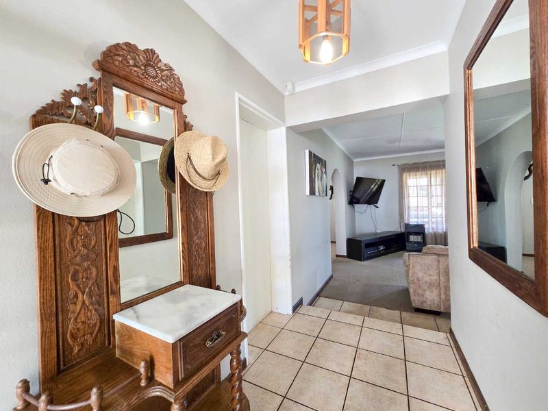 Charming 3 Bedroom family home for sale in Stilbaai-Wes. - Photo 2