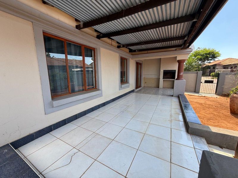 Charming Two-Bedroom Full-Title Home on a Spacious Corner Stan - Photo 9