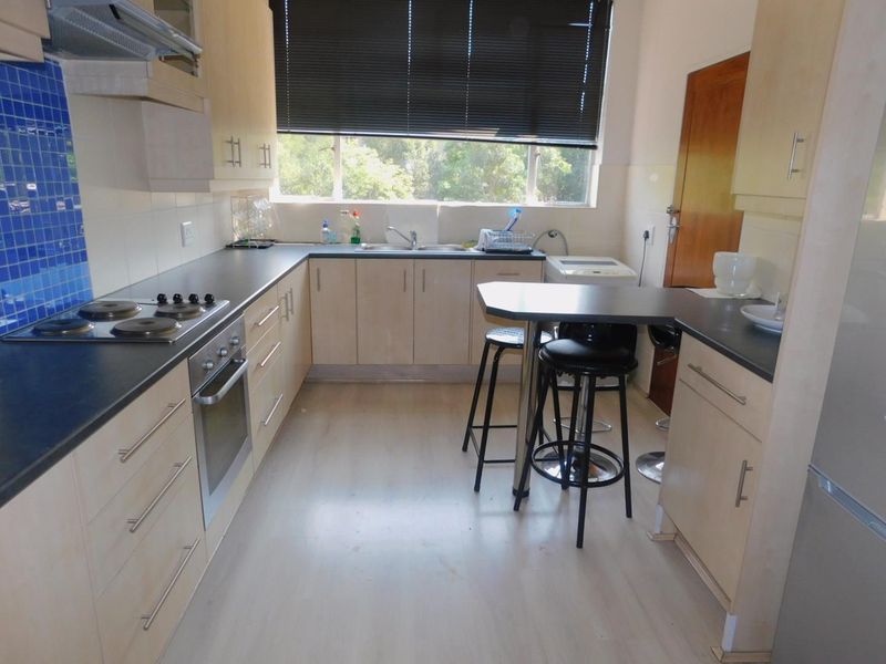 Four bedroom apartment in Illovo - Photo 4