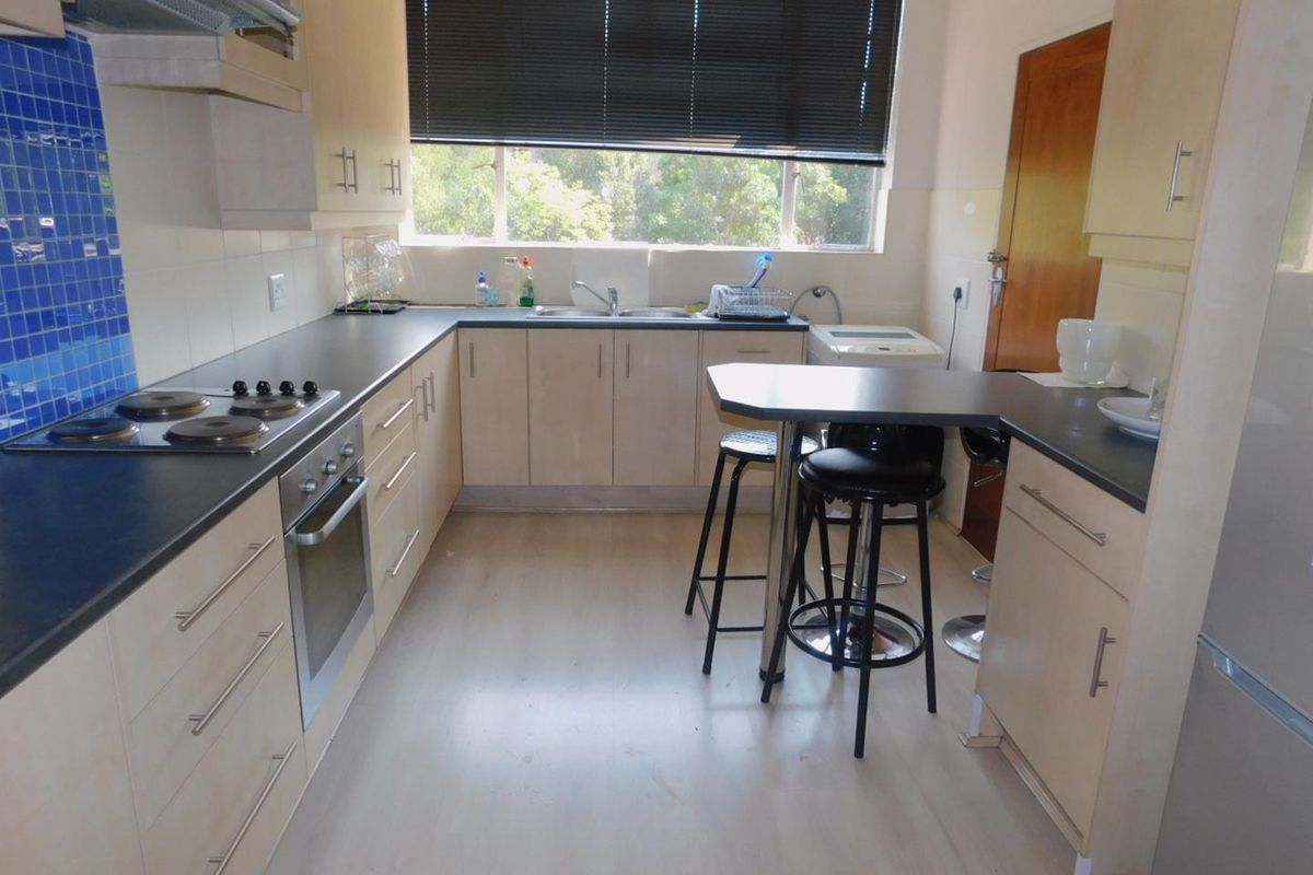 Four bedroom apartment in Illovo - Photo 4