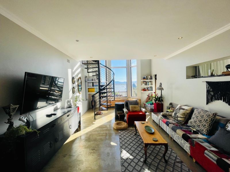 Beautiful 4 Bedroom Coastal Home in Sought-after Linkside, Mossel Bay - Photo 9