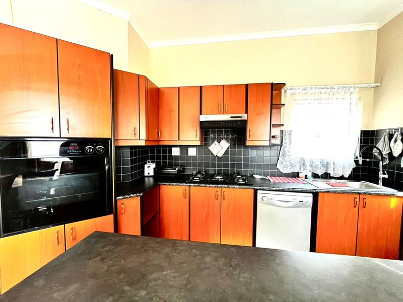 3 Bedroom Townhouse - Photo 3