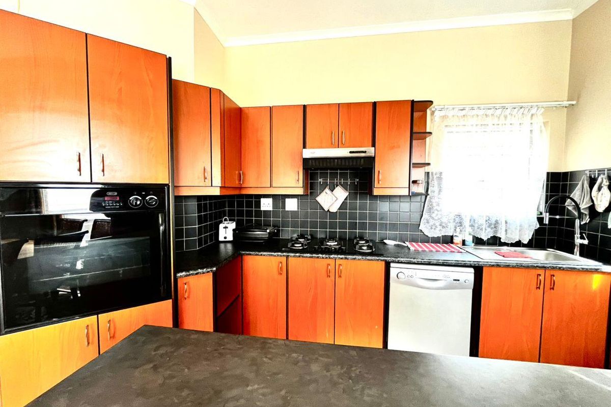 3 Bedroom Townhouse - Photo 3