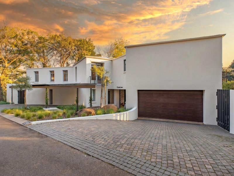 Masterpiece Of Architecture And Interior Design On A Green Belt - Photo 2