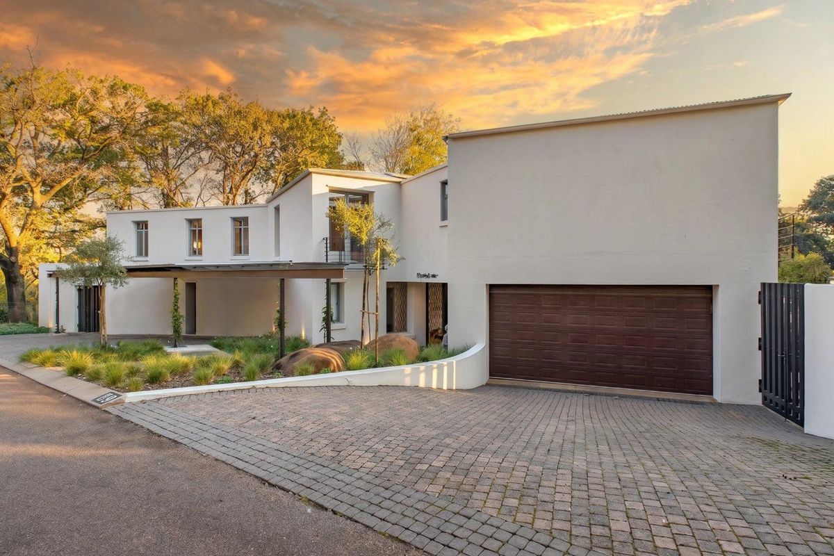 Masterpiece Of Architecture And Interior Design On A Green Belt - Photo 2