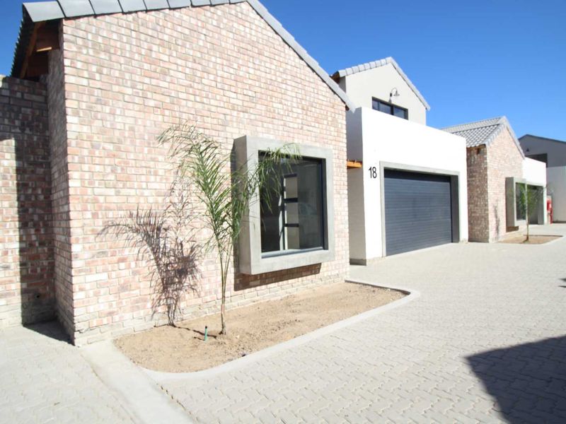 Brand new townhouse to let in complex - Photo 1