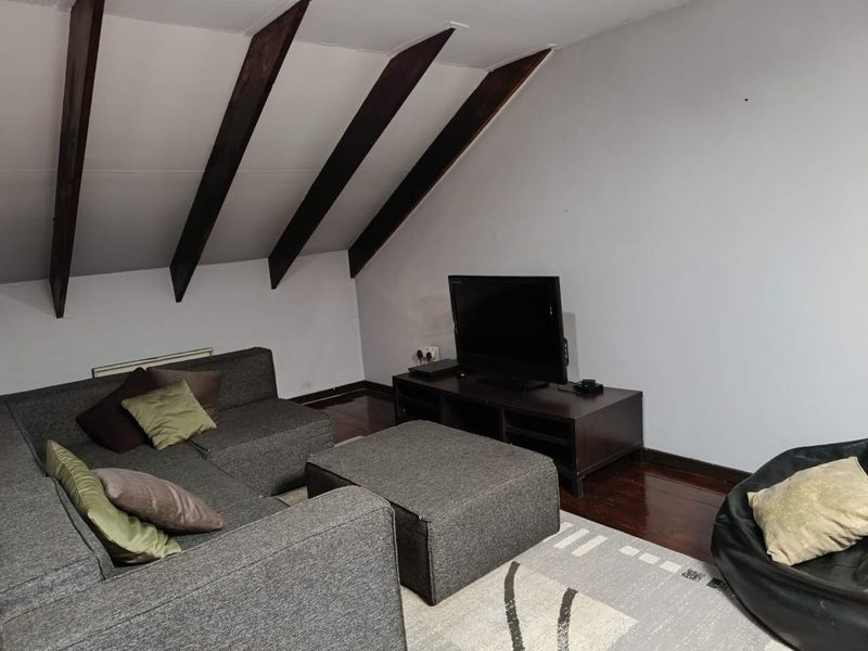 CLUBVIEW - 3 BEDROOMS - 2 FULL BATHROOMS - 2 LOCK-UP GARAGES - Photo 10