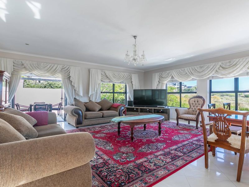 Spacious and Versatile Property with Ample Accommodation - Photo 5