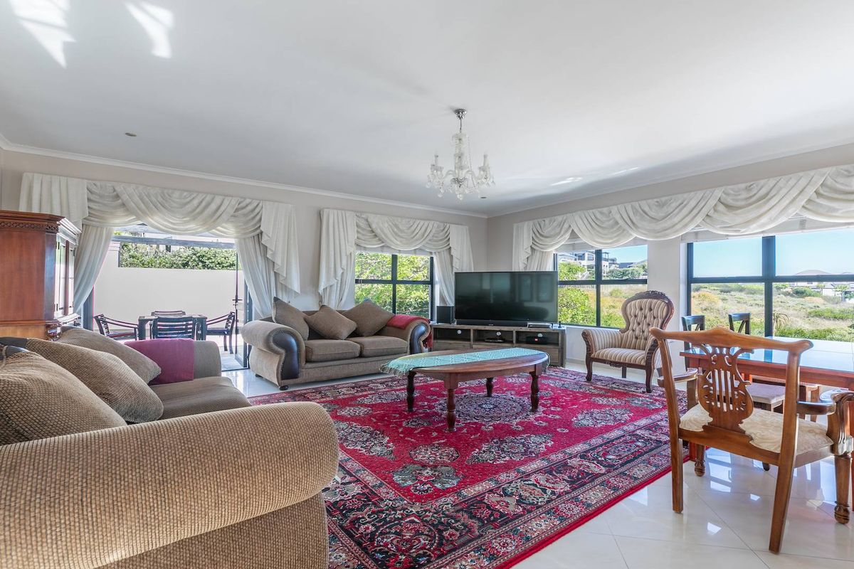 Spacious and Versatile Property with Ample Accommodation - Photo 5