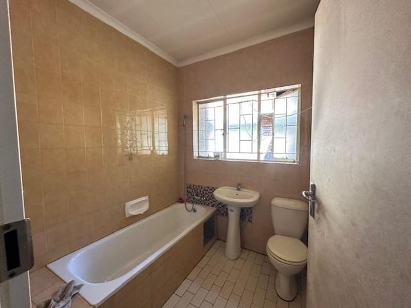 Spacious 4-Bedroom Family Home For Sale in Pretoria North – 1300sqm Stand! - Photo 9