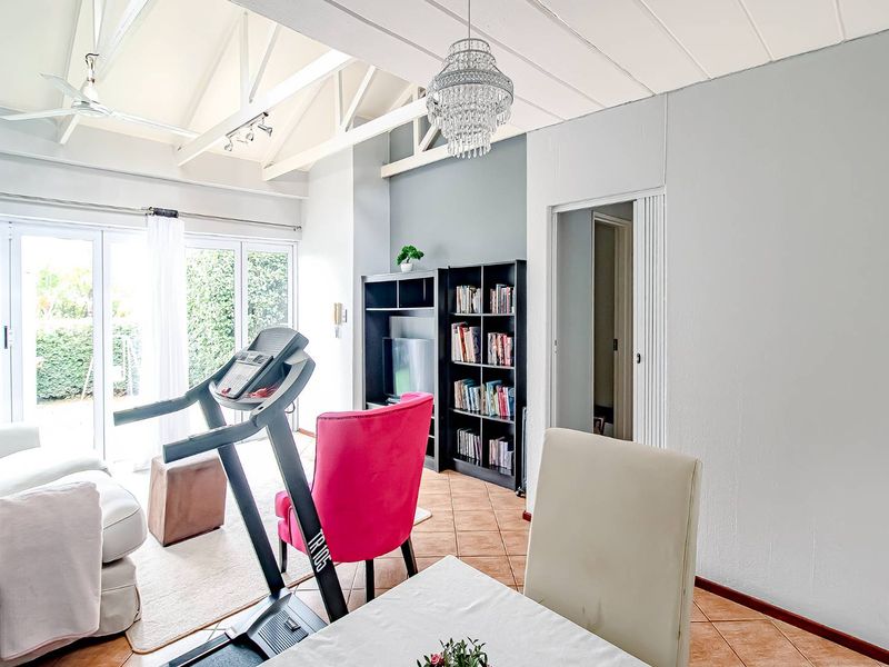 Cosy 2 bedroom unit in pet-free complex - Photo 8