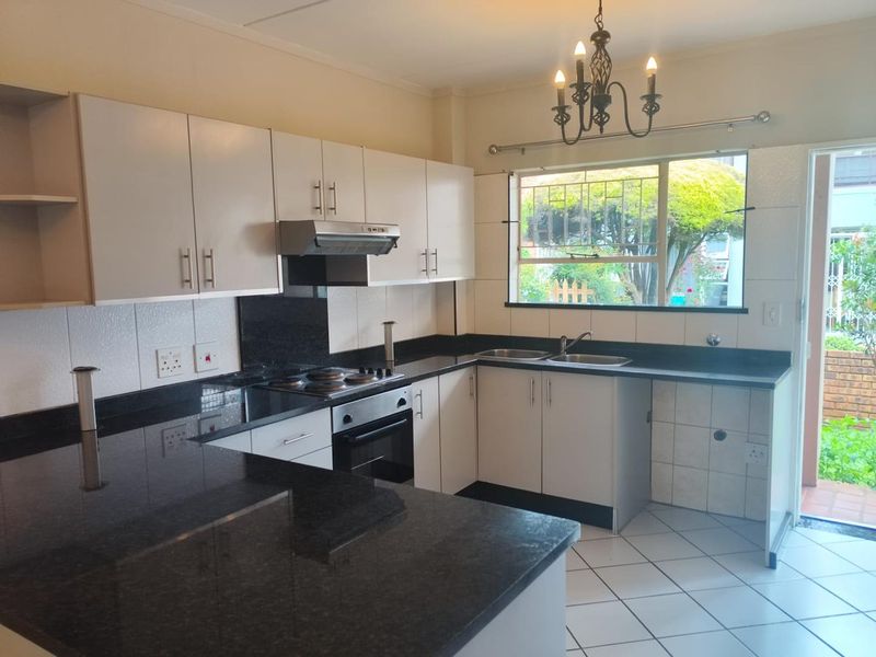 Elegant 2 Bedroom Ground Floor Home: Secure, Pet-Friendly, Perfect! - Photo 4