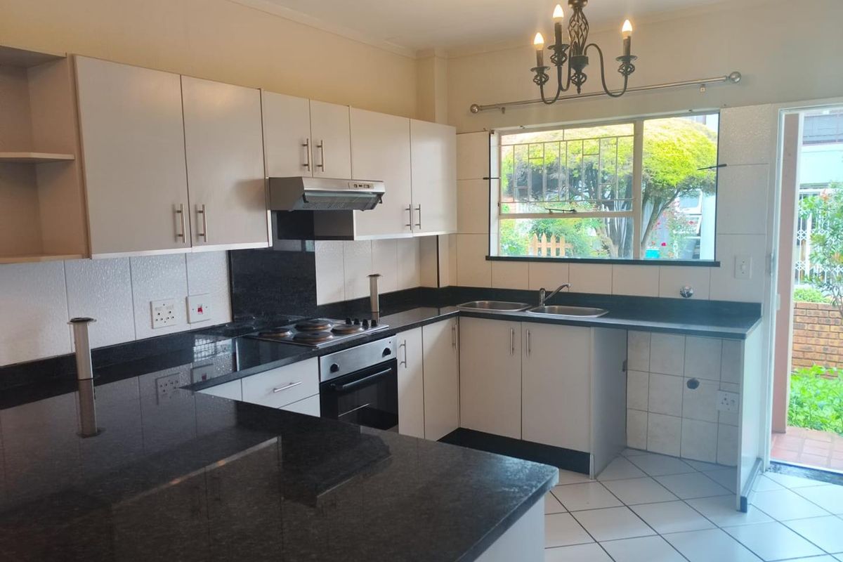 Elegant 2 Bedroom Ground Floor Home: Secure, Pet-Friendly, Perfect! - Photo 4