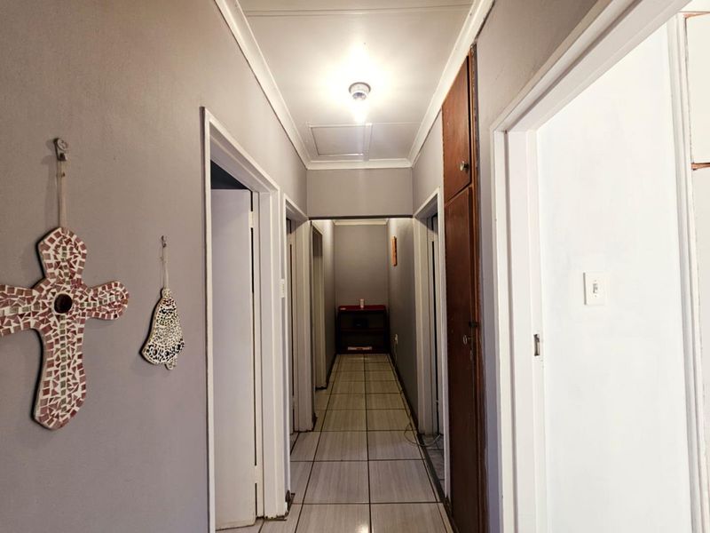 **Charming 3-Bedroom Home in Prime Location** - Photo 8