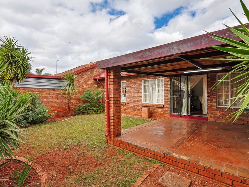 Charming 2 Bedroom Townhouse in Secure Complex – Ideal for Homeowners & Investors Alike - Photo 2
