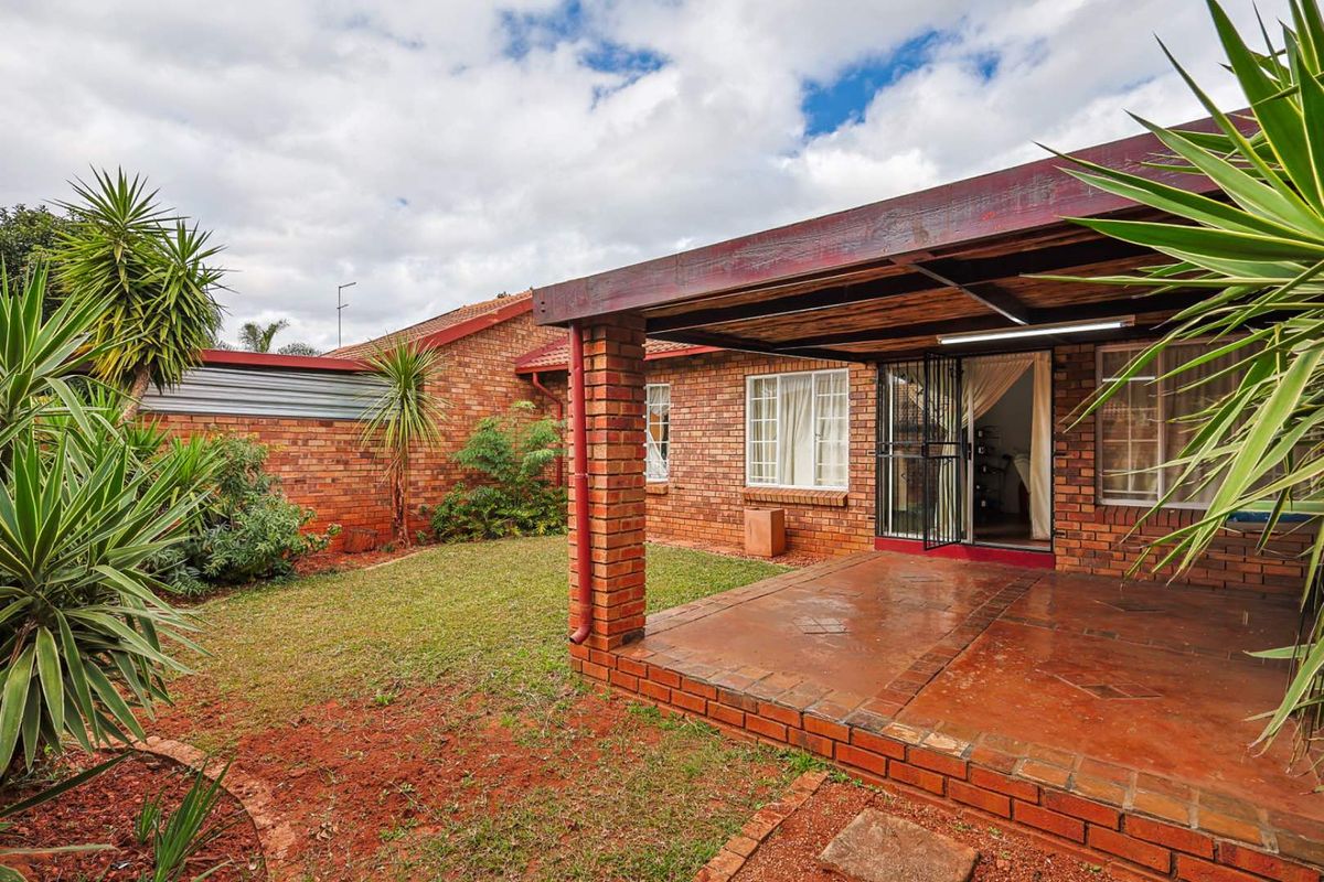 Charming 2 Bedroom Townhouse in Secure Complex – Ideal for Homeowners & Investors Alike - Photo 2
