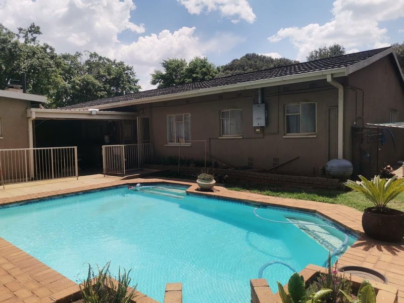 4 Bedroom House For Sale in Vanderbijlpark SE1 - Photo 2