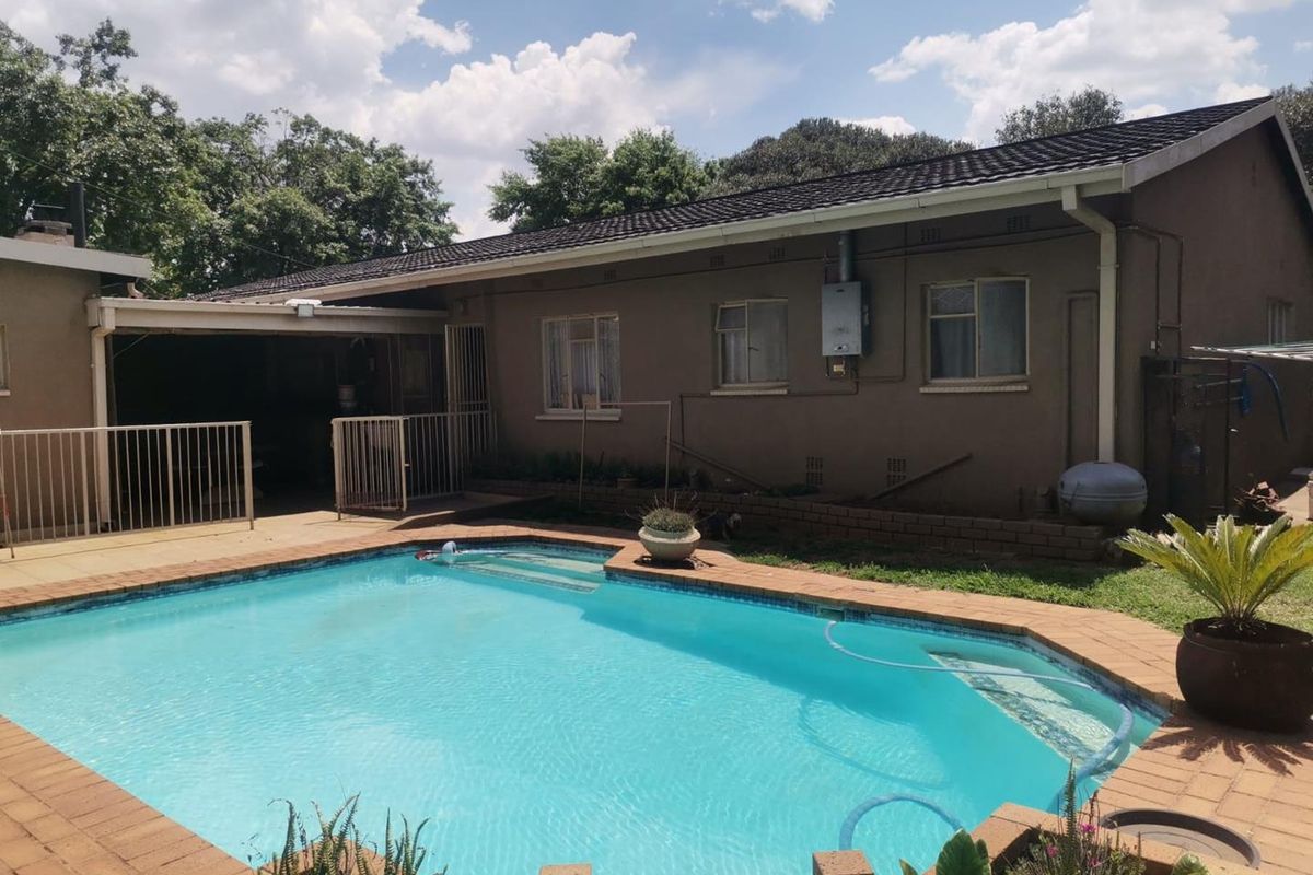 4 Bedroom House For Sale in Vanderbijlpark SE1 - Photo 2