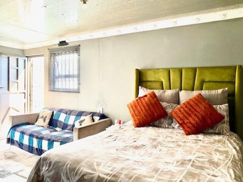 3 Bedroom Home with 2 Flatlets in Philippi East - Photo 10