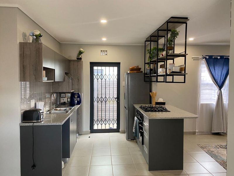 Modern 3-Bedroom Family Home in Sought-After Leopard’s Rest Security Estate - Photo 7