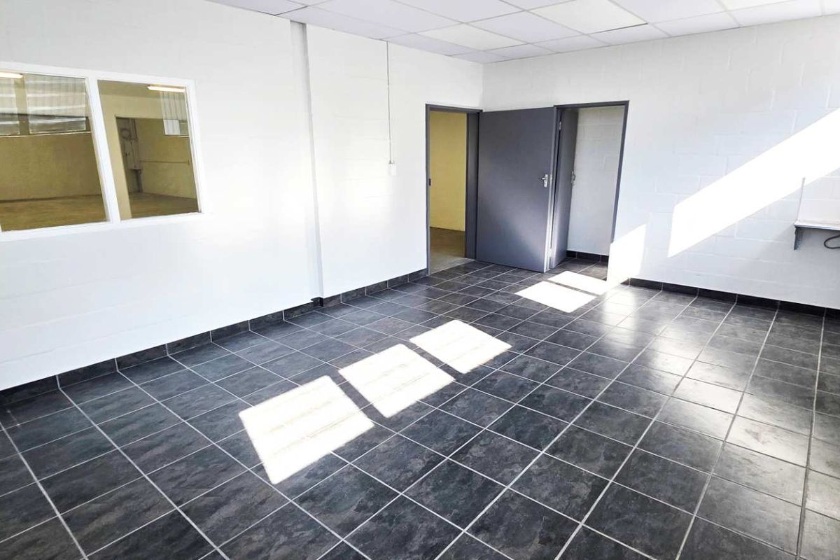 Newly Refurbished Warehouse in Tokai - Photo 4