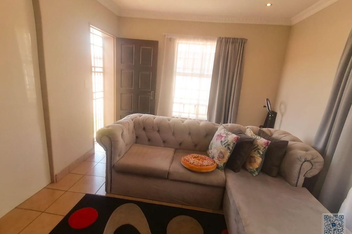 A Charming 2 Bedroom House In Thatcchill Estate - Photo 3