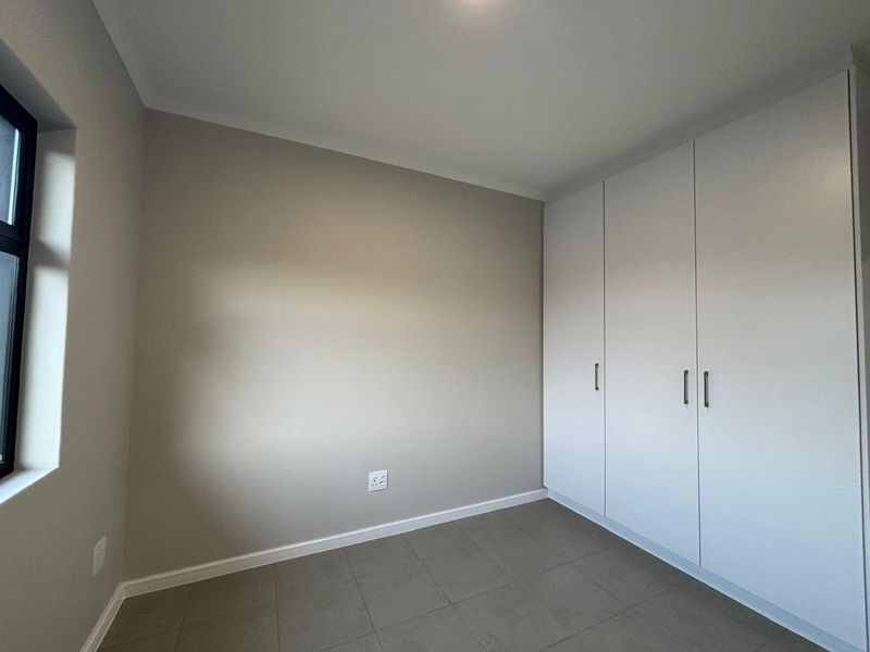 Modern 1 Bedroom Apartment for Sale - Photo 8