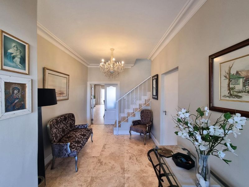 Where Ocean Views Meet Timeless Elegance - Photo 3