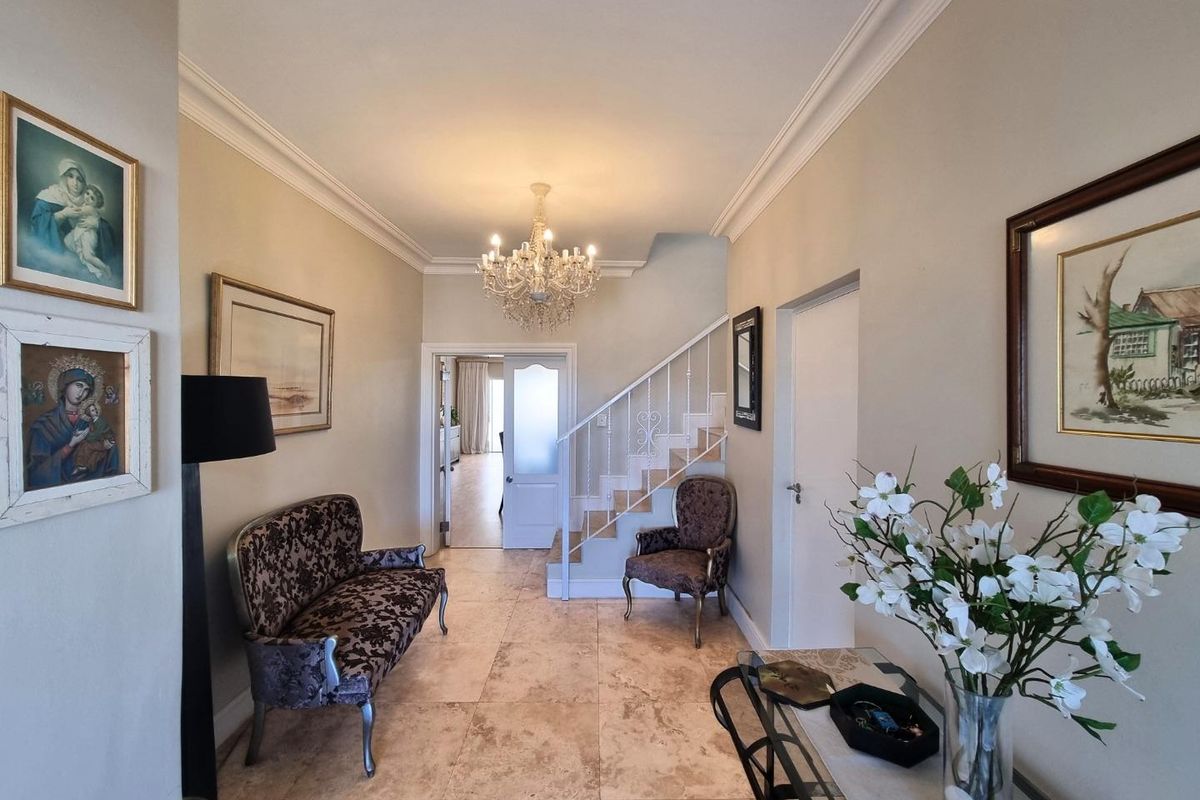 Where Ocean Views Meet Timeless Elegance - Photo 3