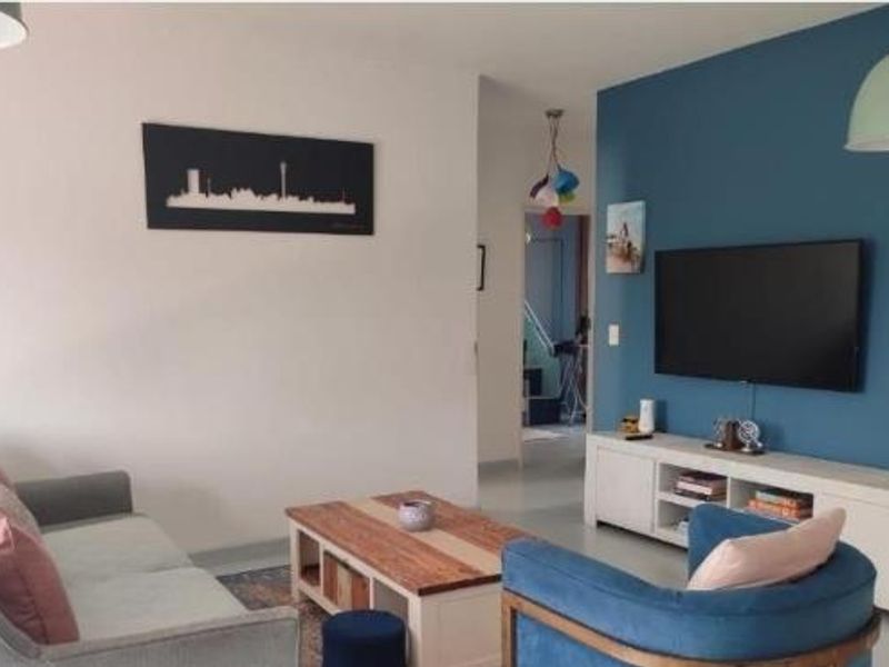 Two Bedroom renovated ground floor apartment with a big garden - Photo 3