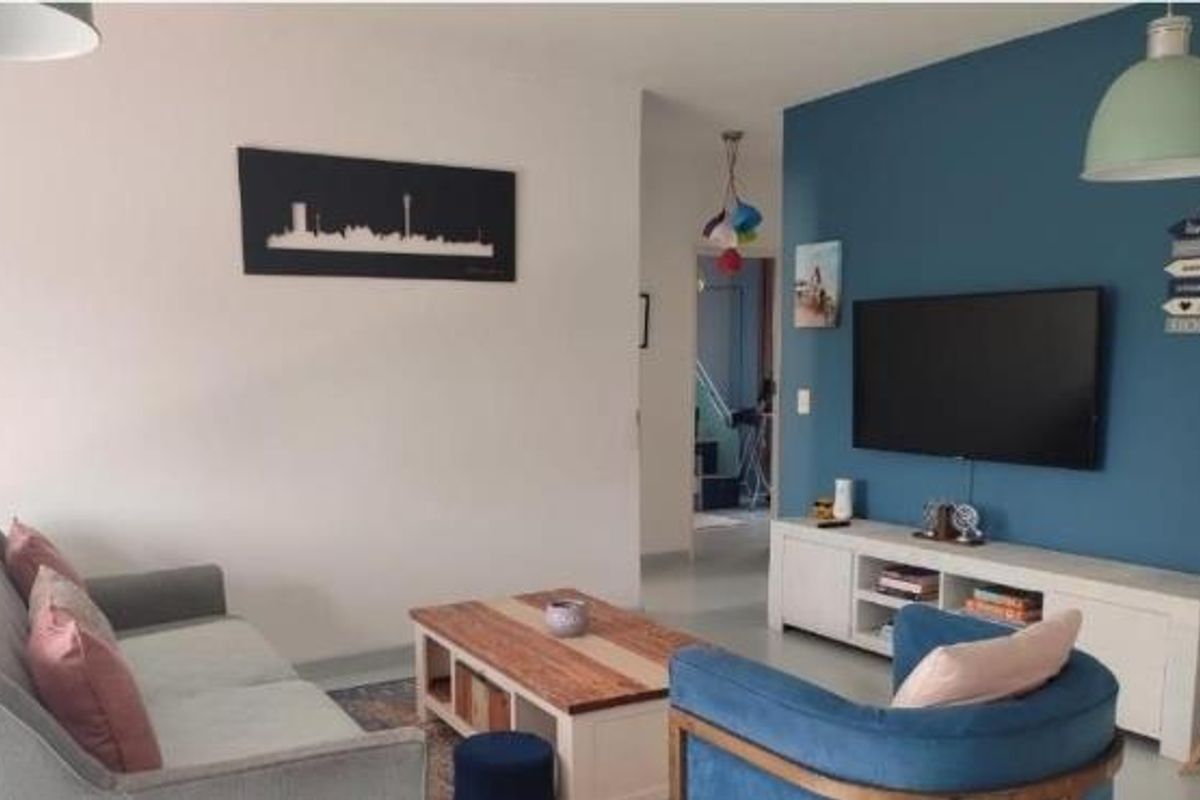 Two Bedroom renovated ground floor apartment with a big garden - Photo 3