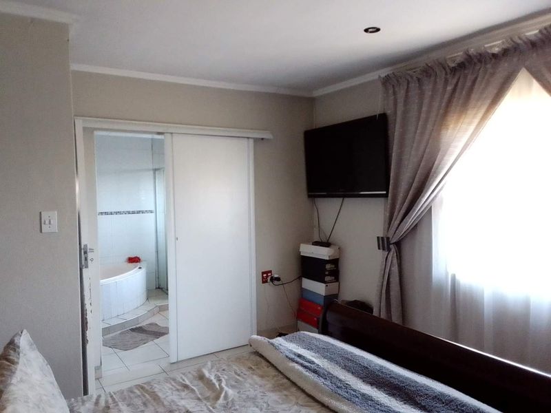 Modern 3 Bedroom Family Home in a Secure Enclosed Area - Photo 10