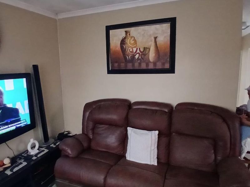 Clayville R 950 000 A lovely family Home - Photo 4