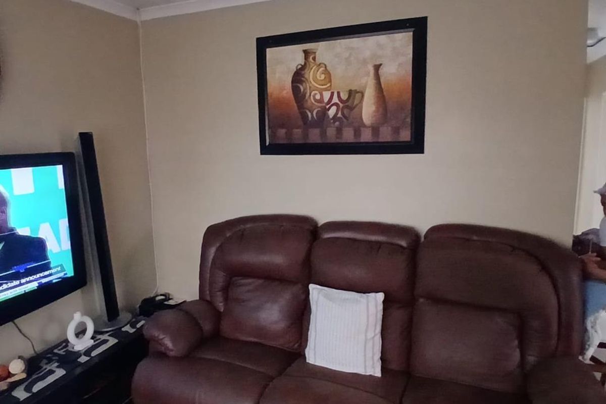 Clayville R 950 000 A lovely family Home - Photo 4