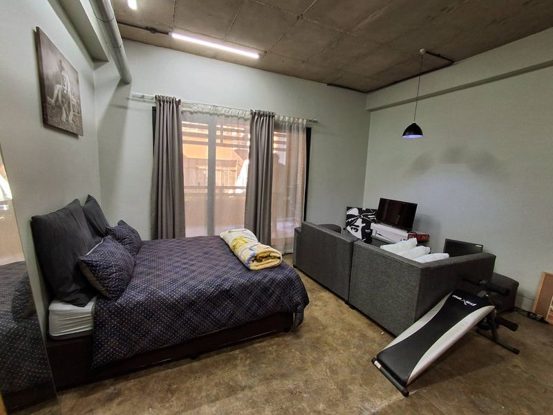 Large Bachelor Apartment FOR SALE in Maboneng - Photo 4