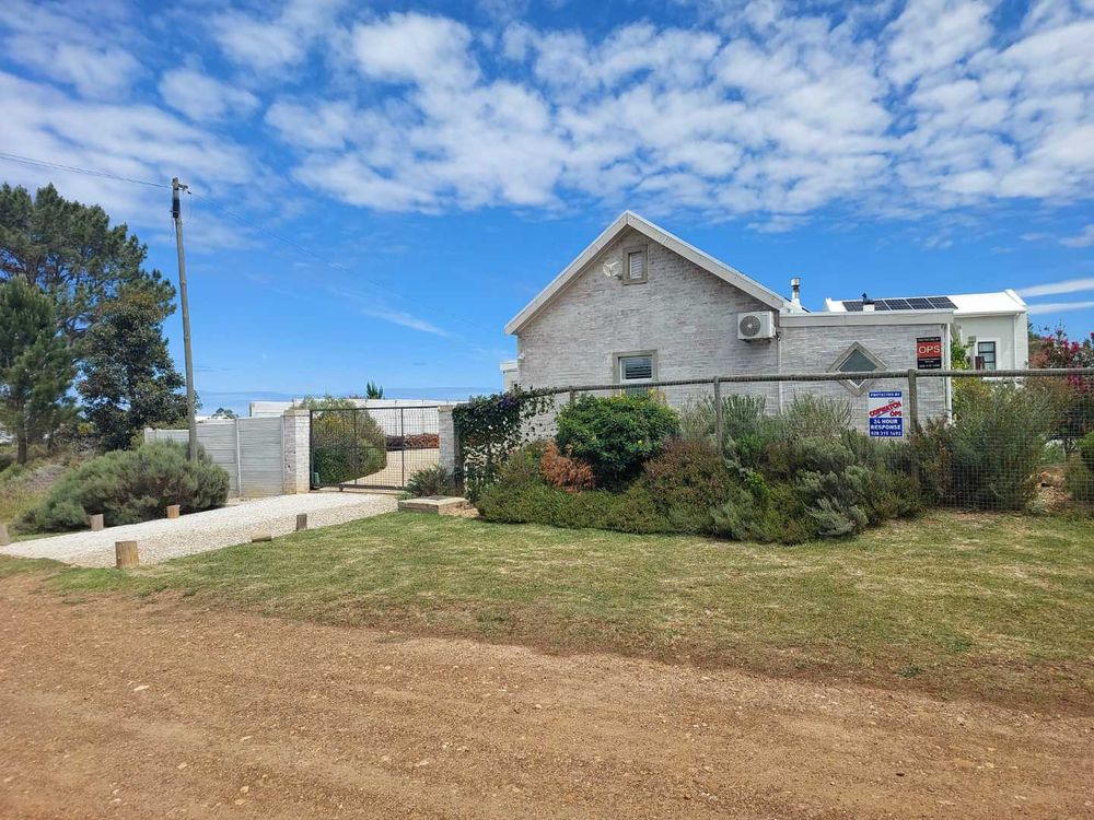 Automated gate at side of house