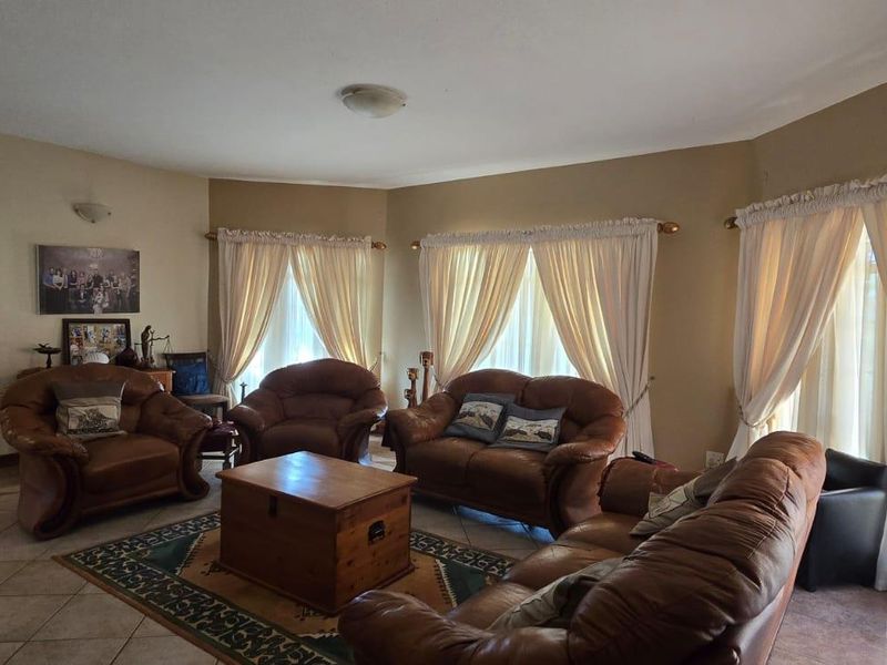 Lovely 6 Bedroom House for Sale in Amandasig - Photo 8