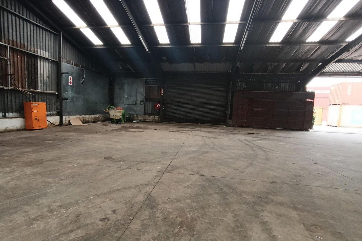 WAREHOUSE ON TRANSPORT ROUTE - Photo 3