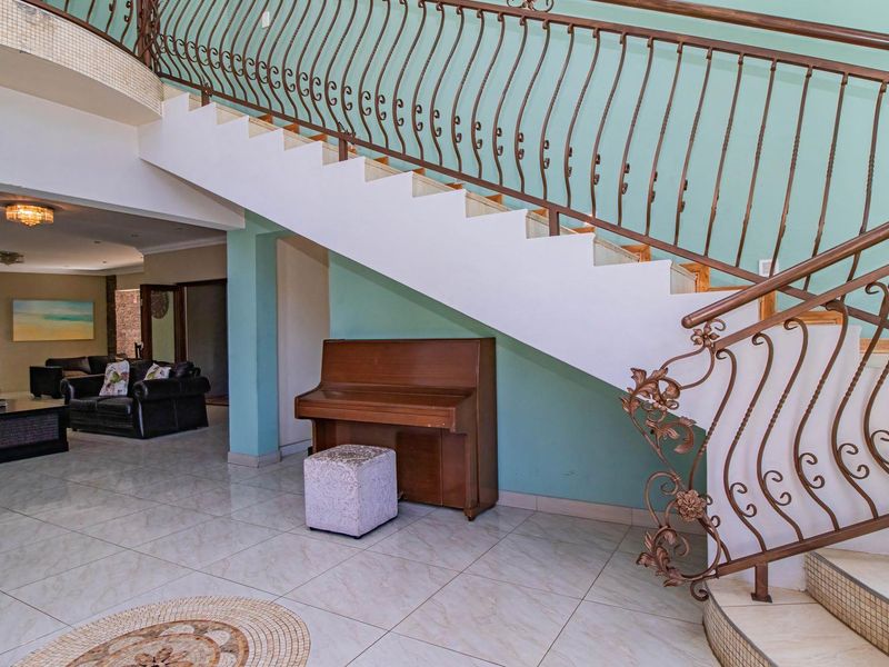 Your Dream Home Awaits in Sought-After La Como Lifestyle Estate! - Photo 8