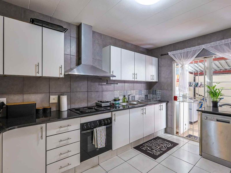 Move-In Ready Comfort | Secure, Renovated Living in the Heart of Constantia Park - Photo 7