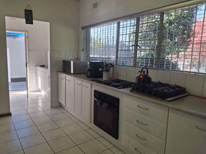 A BEAUTIFULLY MAINTAINED FOUR BEDROOM HOUSE - Photo 8