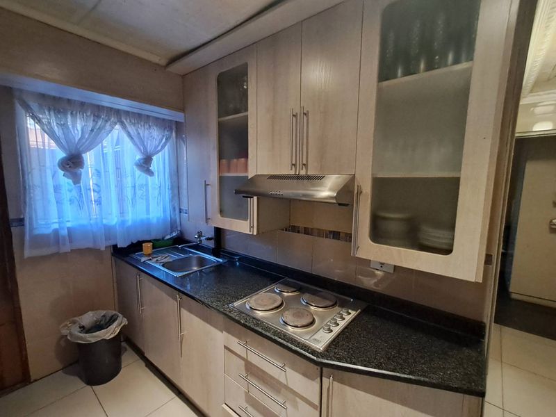 4 Bedroom House Not To Miss - Photo 6