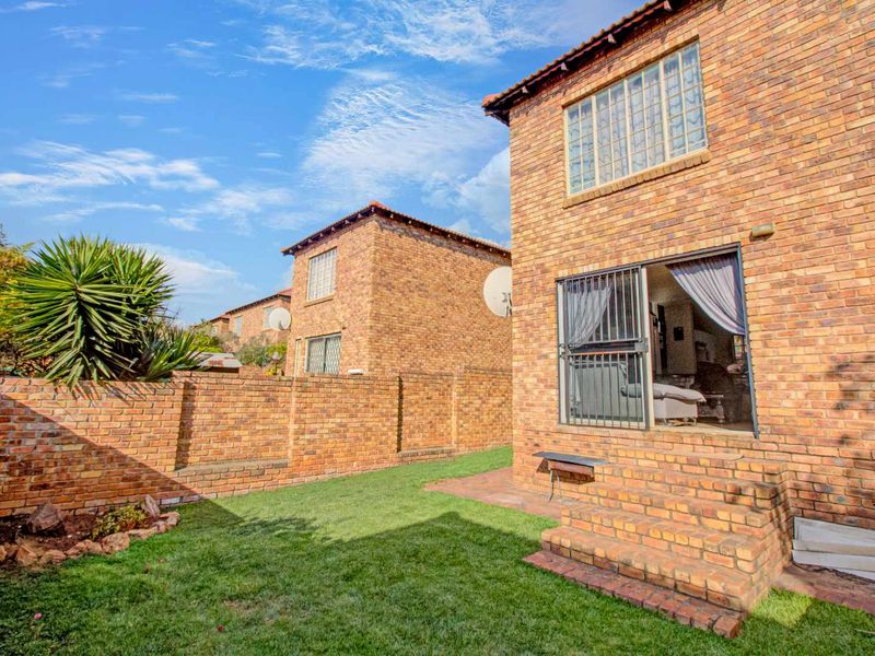 Vibrant Lifestyle: Modern Townhouse with All the Extras! - Photo 10