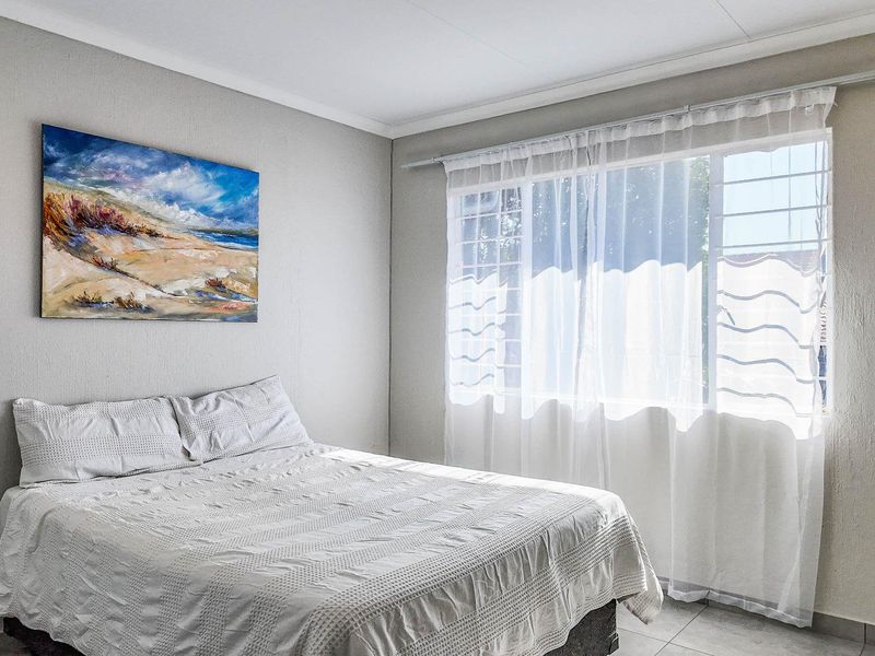 Newly Renovated 2-Bedroom Apartment with Modern Finishes - Photo 10