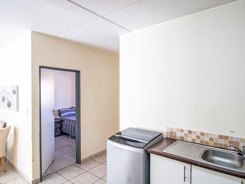 Charming 2-Bedroom Apartment in Prime Location - Photo 4