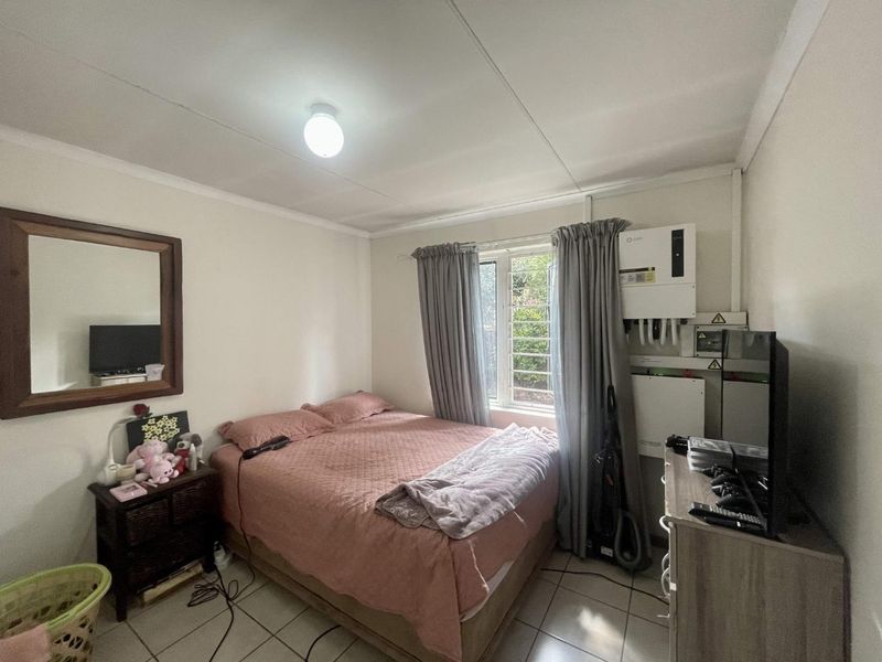 No Loadshedding | Bright 2-Bed Townhouse with Garden & Garage in Die Hoewes! - Photo 9