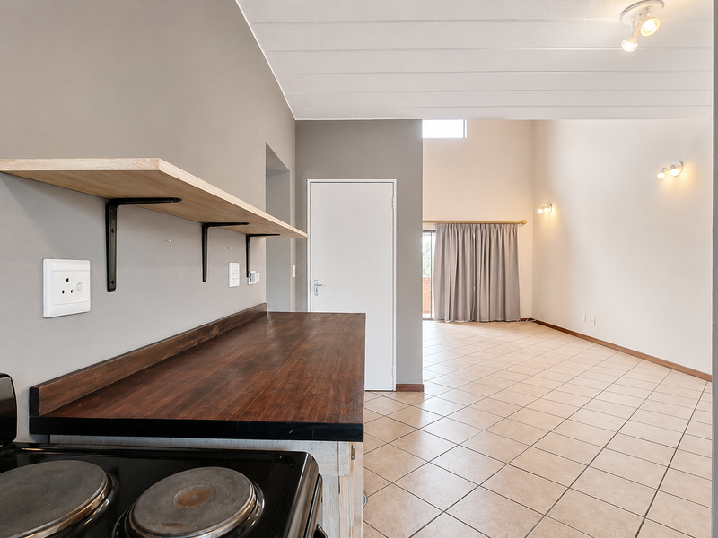 Beautiful 3 Bedroom Townhouse With Loft - Photo 8