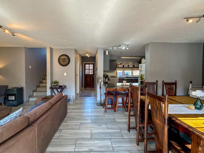 Beautifully Renovated 3-Bedroom Townhouse with Private Garden in Die Hoewes - Photo 5