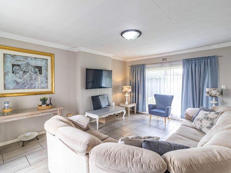 QUALITY FAMILY HOME WITH A FULL COTTAGE FOR SALE IN BRACKENDOWNS - Photo 9